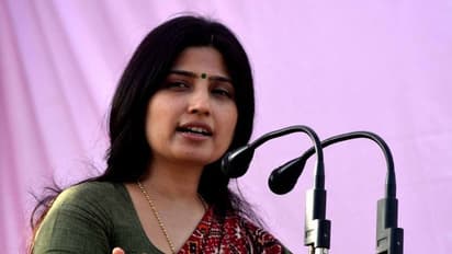 మాయావతి కాళ్లు మొక్కిన అఖిలేష్ సతీమణి