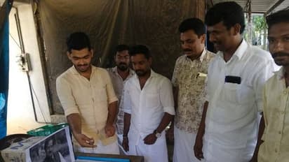 ടോം വടക്കന്റെ ബിജെപി പ്രവേശനം കേക്ക് മുറിച്ച് ആഘോഷിച്ച് കോണ്ഗ്രസ് പ്രവര്ത്തകര്