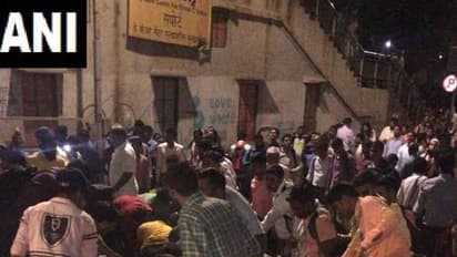 ಮುಂಬೈನಲ್ಲಿ ರೈಲ್ವೆ ನಿಲ್ದಾಣದ ಬಳಿ ಸೇತುವೆ ಕುಸಿತ, ರಕ್ಷಣಾ ಕಾರ್ಯ ಬಿರುಸು