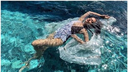 സ്വിം സ്യൂട്ടില് അതിസുന്ദരിയായി മാനുഷി ചില്ലര്