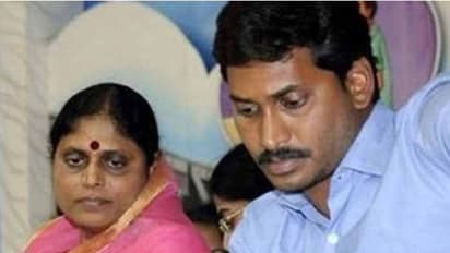 పులివెందుల బయలుదేరిన జగన్, విజయమ్మ