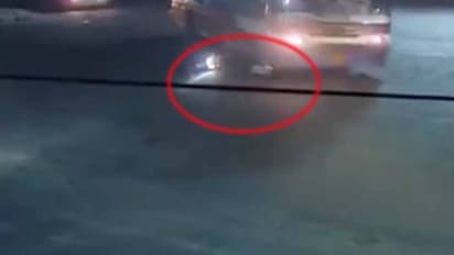 బస్సును ఓవర్టేక్ చేయబోయి: బస్సు కిందపడ్డ విద్యార్ధులు (వీడియో)