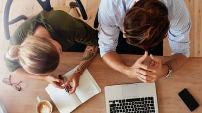 কলেজ ঢুকে প্রথম দেখায় প্রেম! কীভাবে দেবেন প্রস্তাব ভাবছেন রইল টিপস