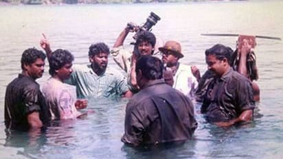 നായകനൊപ്പം ഛായാഗ്രാഹകനും സംഘവും ക്യാമറയും വെള്ളത്തില്; അപൂര്വ ഫോട്ടോയുമായി സന്തോഷ് ശിവൻ