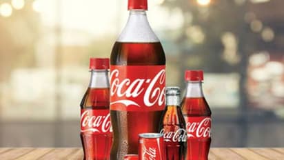 Coca cola-வை தலையில் ஊற்றி தேய்க்கும் பிரபல நடிகை,அழகுக்காக இப்படி செய்வாங்களா?கடைசியில் காத்திருந்த அதிர்ச்சி