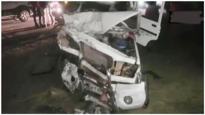 లోయలో పడిన కారు.. 11మంది మృతి