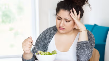 ডায়েটিং-এর সময় অস্বাস্থ্যকর ও ক্যালোরি যুক্ত খাবারের প্রতি আসক্তি কমান, রইল উপায়