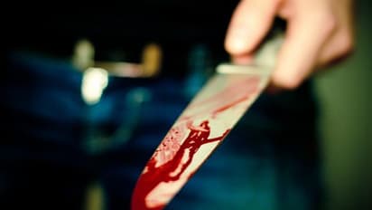 നാട്ടുകാര് നോക്കിനിന്നു; വെട്ടേറ്റ് ചോരവാര്ന്ന് കിടന്ന യുവതിയെ പൊലീസ് ഇന്സ്പെക്ടര് രക്ഷപ്പെടുത്തി!