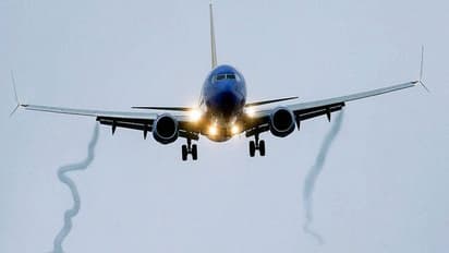 അപ്രതീക്ഷിതമായി നടുറോഡില് വിമാനം ഇറങ്ങി, ഭയന്നുവിറച്ച് റോഡ് യാത്രികര്!