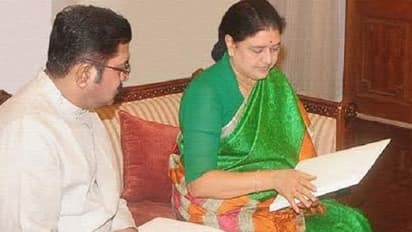 சிறைக்குள் டி.டி.வியுடன் திட்டம் தீட்டிய சசிகலா... கலகலக்கும் அதிமுக கூடாரம்... கலக்கத்தில் எடப்பாடி- ஓ.பி.எஸ்!