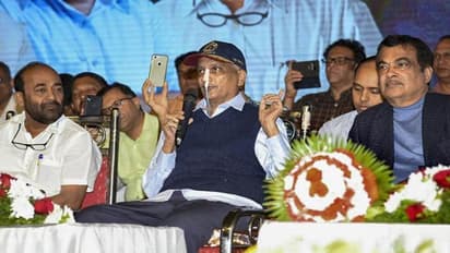 സര്ക്കാര് രൂപീകരണത്തിന് കോണ്ഗ്രസ്, പരീക്കര്ക്ക് പകരക്കാരനെത്തേടി ബിജെപി; ഗോവയില് രാഷ്ട്രീയം ചൂടുപിടിക്കുന്നു