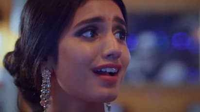 అటు తిరిగి, ఇటు తిరిగి ప్రియా ప్రకాష్ కు చుట్టుకుంది!