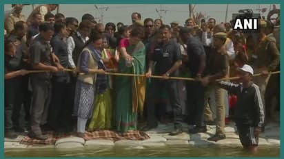 ത്രിവേണി സംഗമത്തില് പൂജയുമായി പ്രിയങ്ക ഗാന്ധിയുടെ ഗംഗ യാത്രയ്ക്ക് തുടക്കം