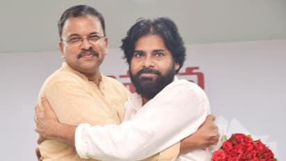 పవన్ కి షాక్... బీజేపీలోకి మాజీ జేడీ లక్ష్మి నారాయణ