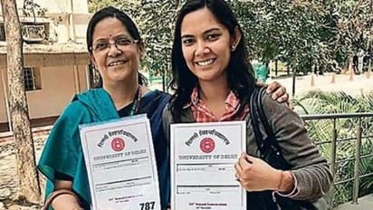 പ്രായമൊക്കെ വെറും നമ്പറല്ലേ... ഒരുമിച്ച് പി എച്ച് ഡി നേടി അമ്മയും മകളും