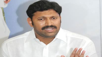 వైఎస్ అవినాష్ రెడ్డి ఇంటికి సీబీఐ అధికారులు: రెండు వాహనాల్లో ఆఫీసర్లు