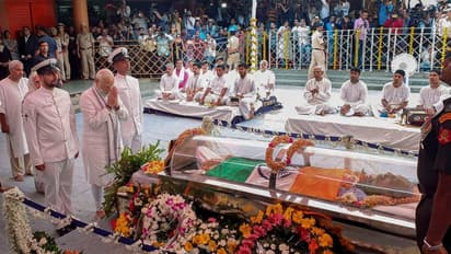 पीएम मोदी, रक्षा मंत्री ने गोवा में पर्रिकर को श्रद्धांजलि दी, स्मृति ईरानी हुईं भावुक