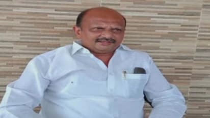 జనసేనకు గుడ్ బై చెప్పిన మాజీమంత్రి తనయుడు: జగన్ సమక్షంలో వైసీపీలో చేరిన యర్రా