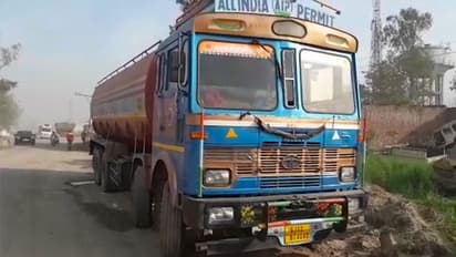 ರಸ್ತೆಯಲ್ಲೇ ಲಾರಿ ಇಂಟರ್ ಲಾಕ್: ತಪ್ಪಿದ ಭಾರಿ ಅನಾಹುತ