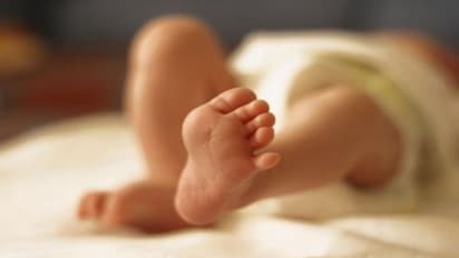 ഒന്നര വയസുകാരി അമ്മ വീട്ടിൽ വച്ച് മരിച്ചു; പിതാവിന്റെ ബന്ധുക്കളുടെ പരാതിയില് പൊലീസ് കേസെടുത്തു