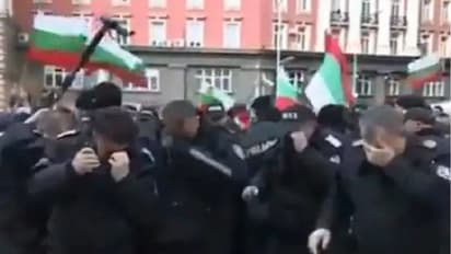 ಪ್ರತಿಭಟನಾಕಾರರ ಬದಲು ತಮ್ಮ ಮೇಲೆಯೇ ಪೆಪ್ಪರ್ ಸ್ಪ್ರೇ ಸಿಂಪಡಿಸಿಕೊಂಡ ಪೊಲೀಸರು!