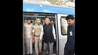 హైటెక్ సిటీకి మెట్రో: గవర్నర్ జర్నీ (ఫొటోలు)