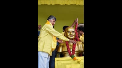 కృష్ణా జిల్లా టిడిపి ఎన్నికల సన్నాహక సమావేశంలో చంద్రబాబు (ఫోటోలు)