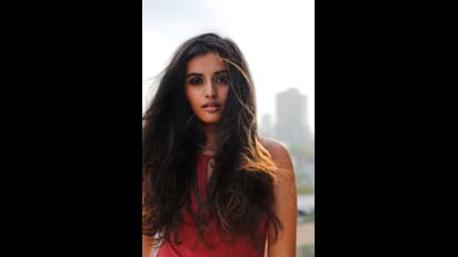 మజిలీ బ్యూటీ దివ్యాన్ష హాట్ షాట్స్