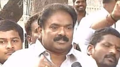 டி.டி.வி.யின் முக்கிய தளபதி அதிரடி நீக்கம் !! கலைராஜன் நீக்கத்தால் அமுகவில் அதிர்ச்சி !!