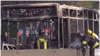 51 വിദ്യാര്ത്ഥികള് സഞ്ചരിച്ച സ്കൂള് ബസ് തട്ടിയെടുത്ത് തീയിട്ടു; കുട്ടികള് രക്ഷപ്പെട്ടത് തലനാരിഴയ്ക്ക്