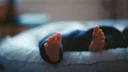 ഭാര്യയെ മര്ദ്ദിക്കുന്നതിനിടെ അടിയേറ്റ് അഞ്ച് മാസം പ്രായമായ കുഞ്ഞ് മരിച്ചു, യുവാവ് ഒളിവില്