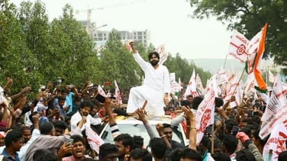 గాజువాక బహిరంగ సభలో పవన్ కల్యాణ్ గర్జన (ఫొటోలు)