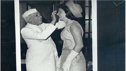 ಜಾಕ್ವಲಿನ್ ಕೆನಡಿ ಜೊತೆ ಹೋಳಿ ಆಡಿದ್ದ ನೆಹರು: ಫೋಟೋ ಹರಿಬಿಟ್ಟ ಅಮೆರಿಕ