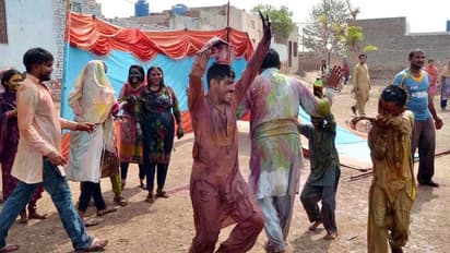 पाकिस्तान में किस तरह के मनाई गई होली, तस्वीरों में देखें होली के रंग