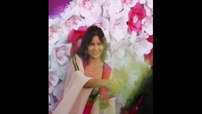 होली के रंगीन रंग में रंगी कैटरीना कैफ, देखिए कैसे मनाई होली