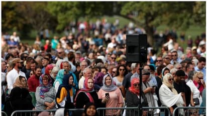 ഭീകരാക്രമണത്തില് കൊല്ലപ്പെട്ടവര്ക്ക് പിന്തുണയുമായി ശിരോവസ്ത്രം ധരിച്ച് ന്യൂസീലന്ഡ് വനിതകള്