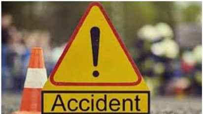 ట్యాంక్ బండ్ పై బోల్తా కొట్టిన కారు..