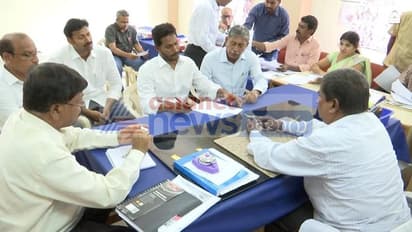 పులివెందులలో నామినేషన్ వేసిన జగన్ (ఫోటోలు)
