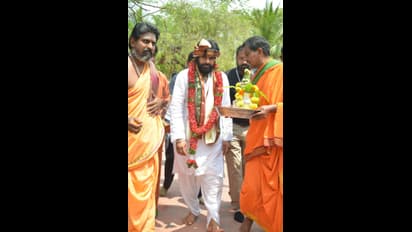 భీమవరంలో పవన్ కల్యాణ్ (ఫొటోలు)