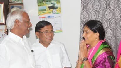 నో టికెట్: సీతారాం నాయక్ తో మాలోతు కవిత భేటీ