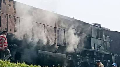 തീപിടിച്ചതറിഞ്ഞ് ഓടികൊണ്ടിരുന്ന ട്രെയിനിൽ നിന്നും പുറത്തേക്ക് ചാടി ; രണ്ട് യാത്രക്കാർക്ക് ദാരുണാന്ത്യം