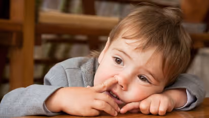 മൂക്കിലിട്ട വിരല് നുണയുന്ന കുട്ടികളെക്കുറിച്ച് വിദഗ്ധര് പറയുന്നത് ഇതാണ്...