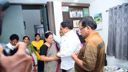 విషాదంలో ఎంపీ సీతారాం నాయక్ కుటుంబం...ఎర్రబెల్లి ఎదుట కన్నీటిపర్యంతం