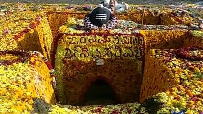 ತಂದೆ-ತಾಯಿ ಸಮಾಧಿ ಮಗ್ಗಲಲ್ಲೇ CS ಶಿವಳ್ಳಿ ಅಂತ್ಯಸಂಸ್ಕಾರ