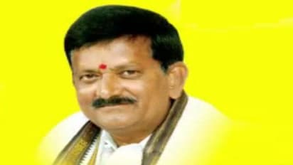 బొత్స ప్లాన్ సక్సెస్: చంద్రబాబుకు షాక్, గుడ్ బై చెప్పిన కీలక నేత