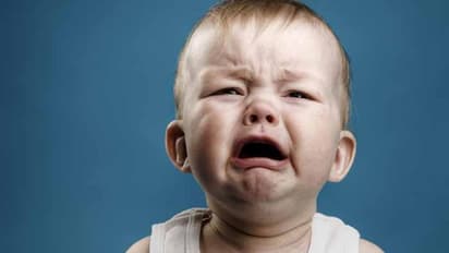 ఏడుపు ఆపడం లేదని.. కొడుకు పెదాలను ఫెవీక్విక్తో..!!