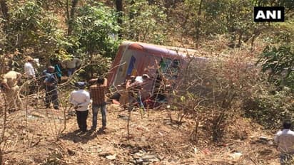 త్రయంబకేశ్వర్‌ వద్ద లోయలో పడ్డ బస్సు.... 4 మృతి,  45 మందికి గాయాలు