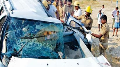 இரும்பு தடுப்புச் சுவரில் கார் மோதி விபத்து... ஒரே குடும்பத்தைச் சேர்ந்த 4 பேர் உயிரிழப்பு..!