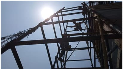 വിലക്കുകളുണ്ടെങ്കിലും കൊച്ചി മെട്രോയിൽ പണി നടക്കുന്നത് പൊരിവെയിലിൽ