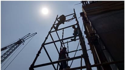 '17 ತಿಂಗಳಿಂದ ವೇತನ ಕೊಟ್ಟಿಲ್ಲ, ಜೀವನ ನಡೆಸೋದಾದ್ರೂ ಹೇಗೆ'